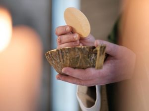 Hostie, Schale und Hand des Priesters